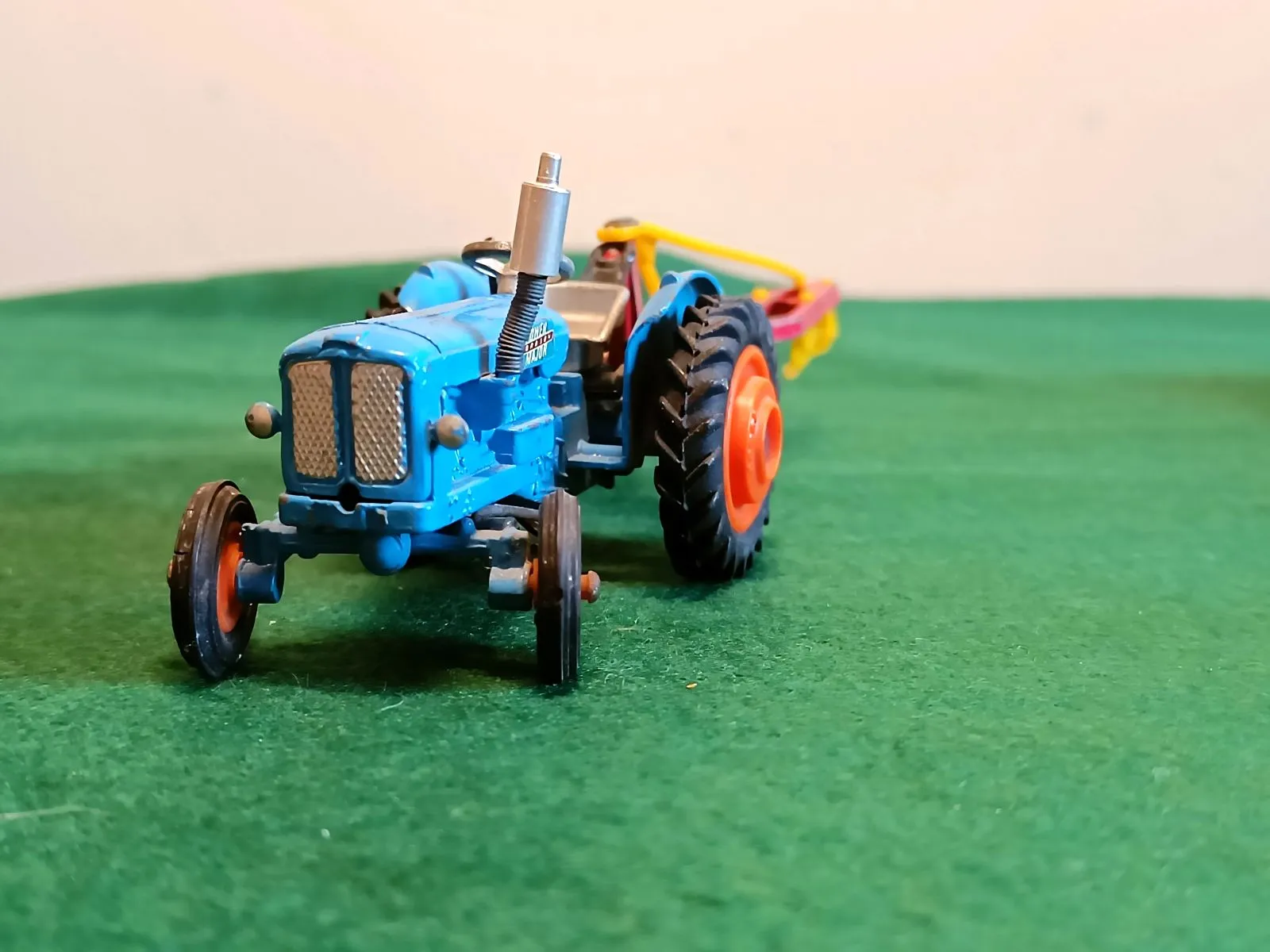 Gift Set 18 Fordson Power Major Tractor (early edition)   Plough (1)