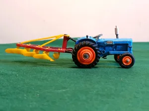 Gift Set 18 Fordson Power Major Tractor (early edition)   Plough (1)